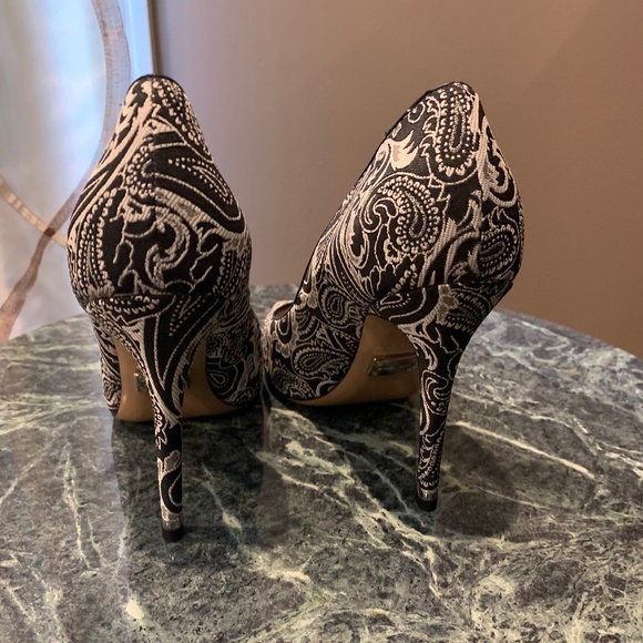 NWOB Michael Kors Collection Black/Silver Print Pumps sz 38.5 - Picture 3 of 9